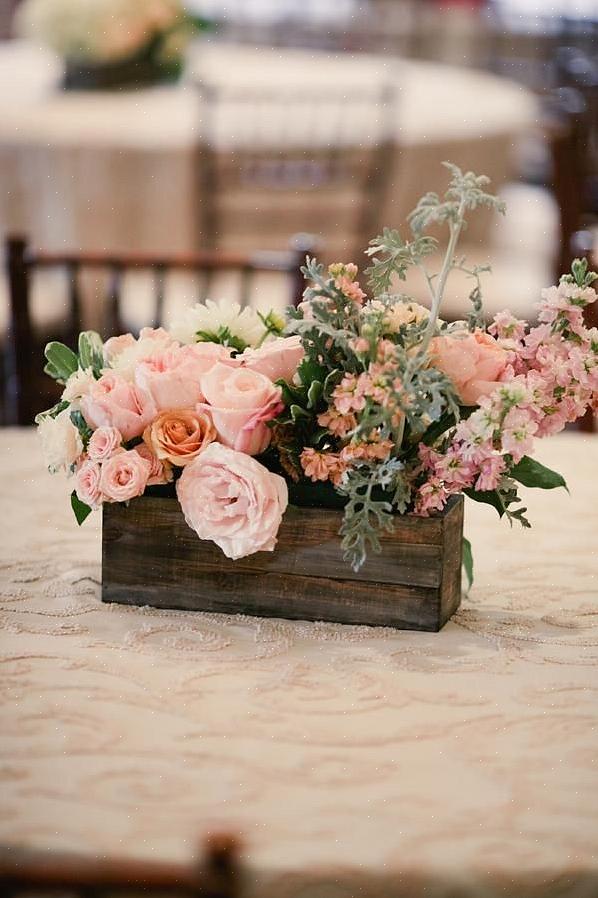 As flores se espalharão horizontalmente em ambos os lados da mesa
