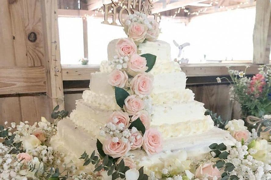 Peça seu bolo de casamento com antecedência para tentar travar o custo do bolo antes que os preços