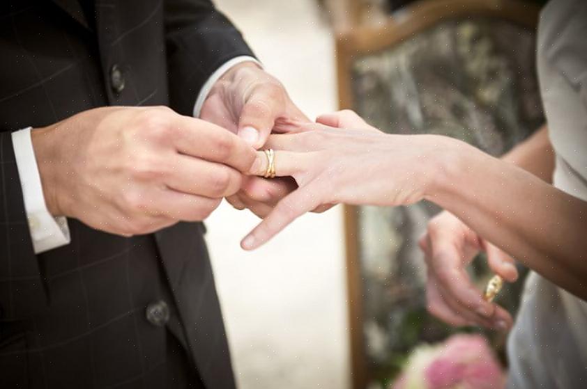 Comece seus votos de cerimônia de aliança de casamento declarando seu amor por seu novo cônjuge