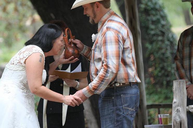 Incorporar o vaso de casamento Navajo em uma cerimônia de casamento é uma maneira maravilhosa de mostrar
