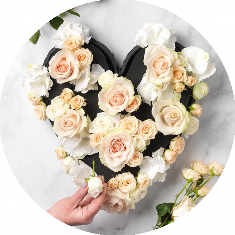 Aqui estão alguns passos sobre como organizar seu buquê de noiva com espuma floral