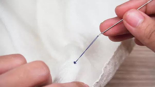 Aqui estão as etapas de como costurar miçangas em um vestido