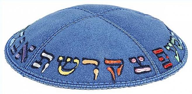 Os materiais necessários para o yarmulke são tecido de feltro