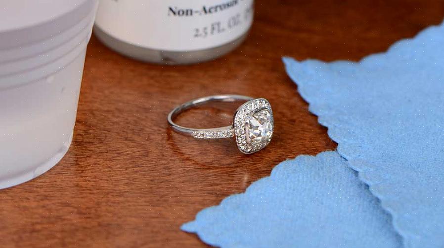 Use água para remover a sujeira solta em seu anel de diamante