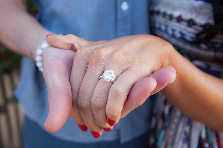 Abaixo estão algumas dicas sobre como comprar aquele anel de noivado de diamante perfeito para sua pessoa