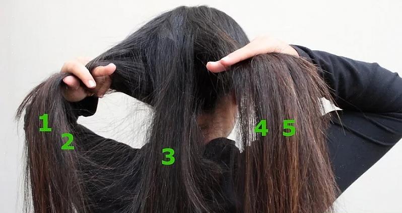 Intermediária do cabelo com a mão esquerda