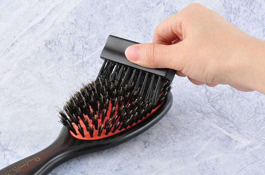 Outra escova de cabelo pode ser usada para remover facilmente os fios de cabelo presos na escova de cabelo