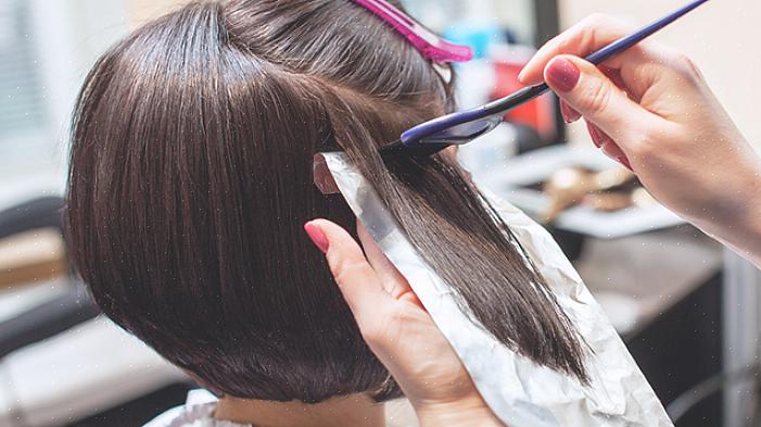 O primeiro passo para pintar o cabelo em casa é escolher a cor