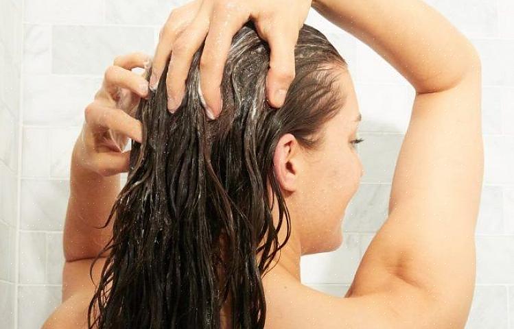 Uma boa ideia a se considerar é o uso de um condicionador de cabelo profundo ou sem enxágue