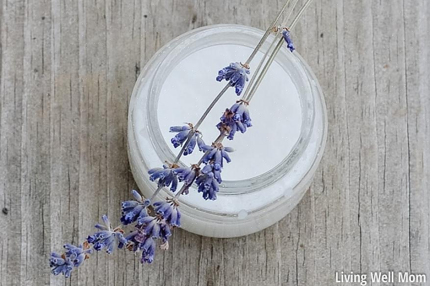 Um uso do óleo de lavanda no cuidado do cabelo é para óleo quente