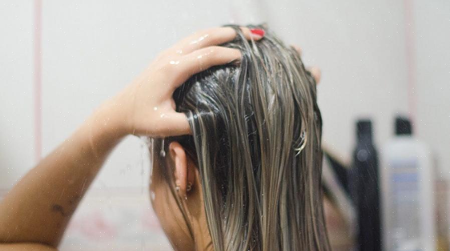 O cabelo preto é fortemente cacheado em um padrão S ou Z que parece áspero