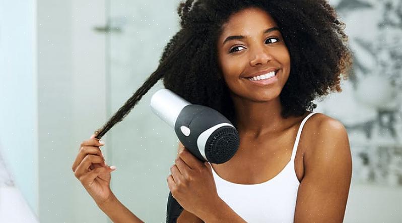 Passe por baixo do cabelo para cima dele com o secador