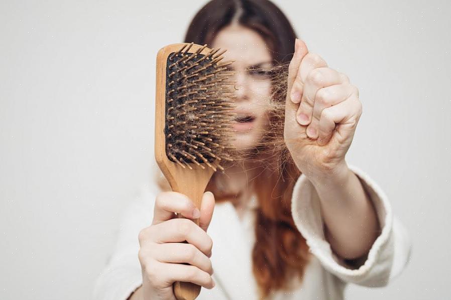 A queda de cabelo ocorre naturalmente em todos