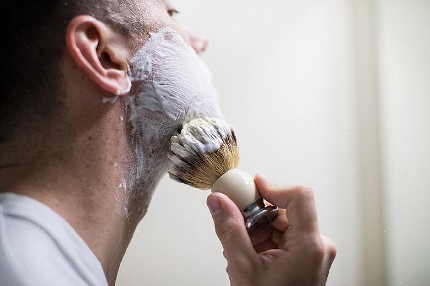 A primeira escolha que você deve fazer ao se barbear é se você deseja usar um barbeador ou um barbeador