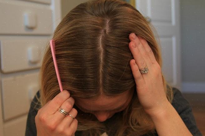 Evite usar tinta em excesso para evitar danificar o cabelo