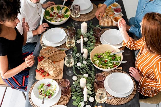 A coisa mais importante a se ter em mente ao organizar um jantar é que seus convidados seguirão sua deixa