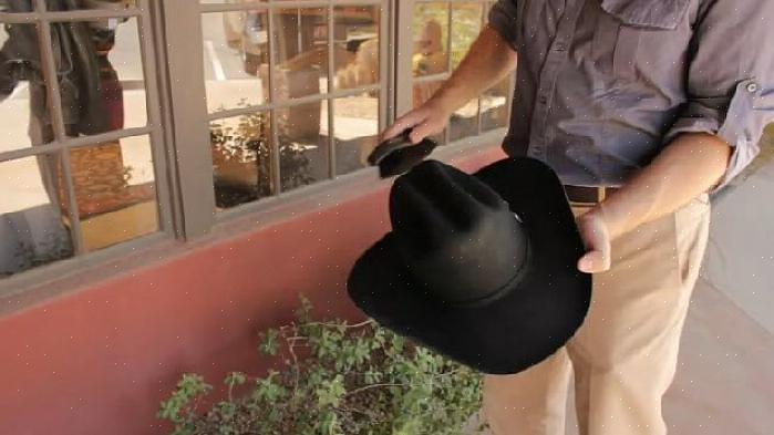 No chapéu de cowboy de couro