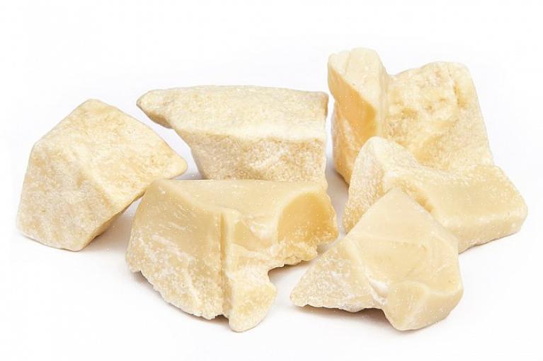 A manteiga de cacau que vendem vem em forma prensada ou em wafers ou discos redondos