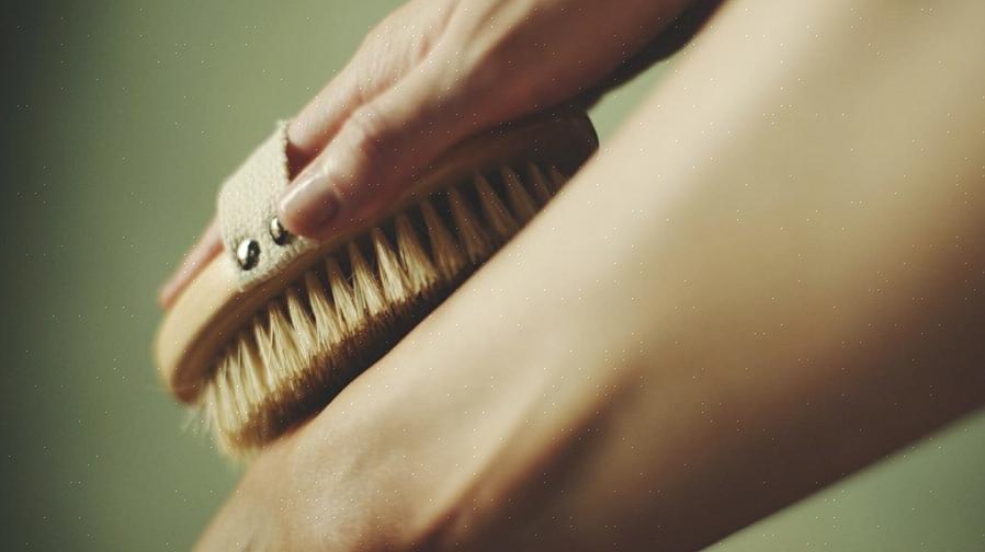 Usar uma escova corporal ajudará a acelerar o processo de eliminação
