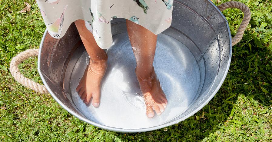 Para preparar a imersão de pés com óleo de árvore do chá