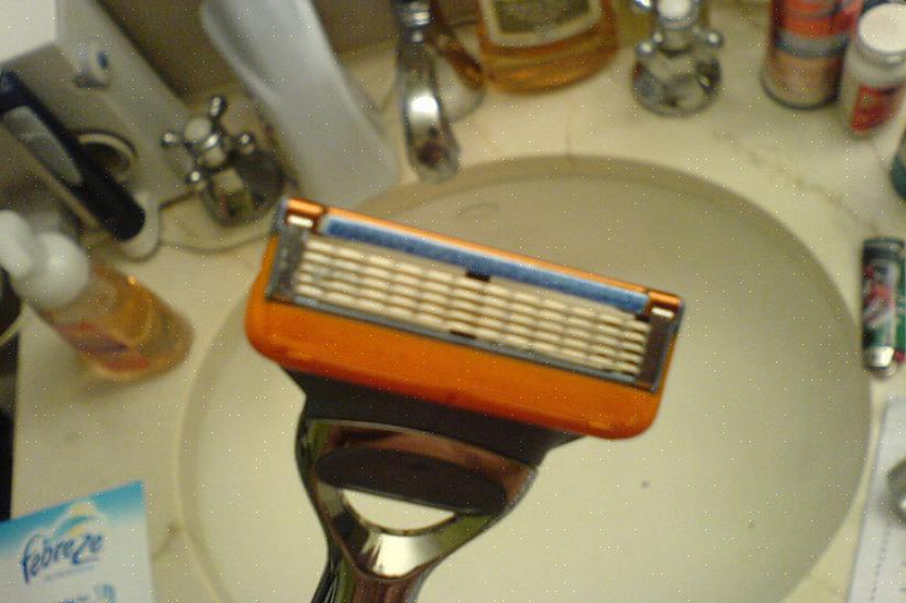 Para evitar gastar muito com lâminas de barbear