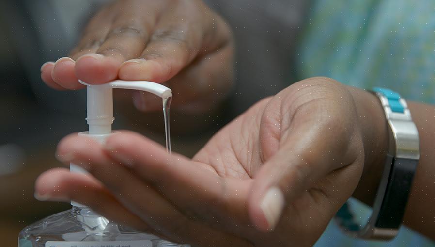É um complemento à lavagem das mãos para garantir que as bactérias presentes em nossas mãos sejam eliminadas