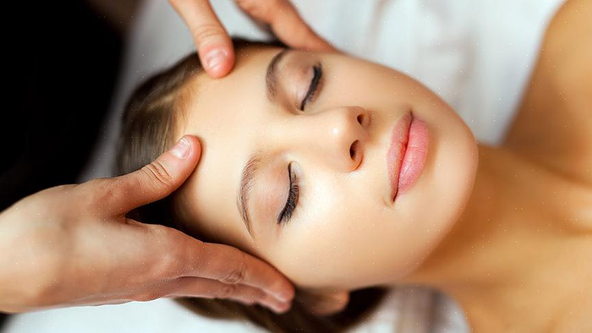 Um tratamento facial nas costas é um tratamento de spa desenvolvido especificamente para cuidar das costas