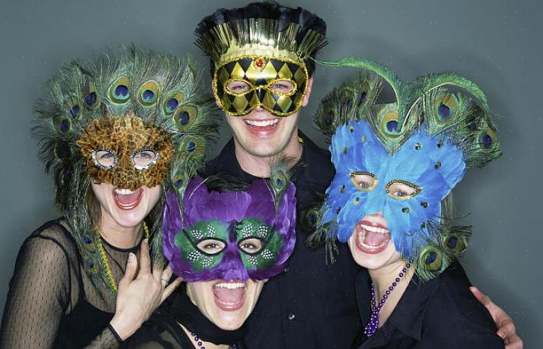 As máscaras de Mardi Gras podem ser compradas em lojas de fantasias