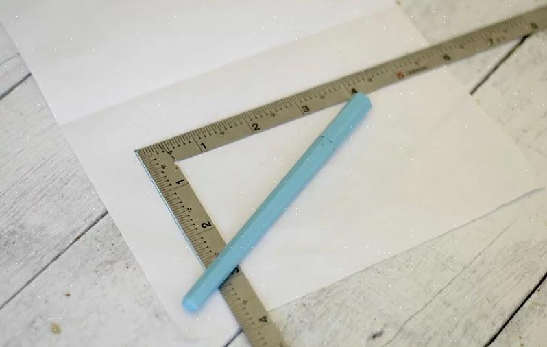 Corte uma tira de fita do comprimento da medida do quadril