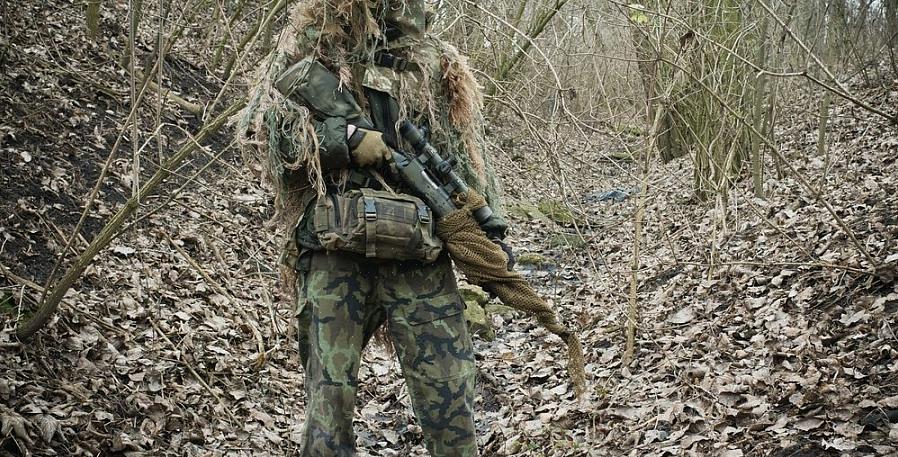 Um terno Ghillie é um tipo de camuflagem para se parecer com uma folhagem densa