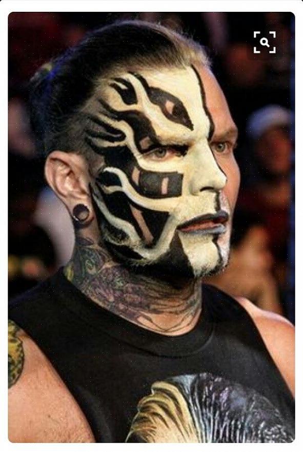 Fazer uma fantasia de Jeff Hardy não exige que você faça uma tatuagem