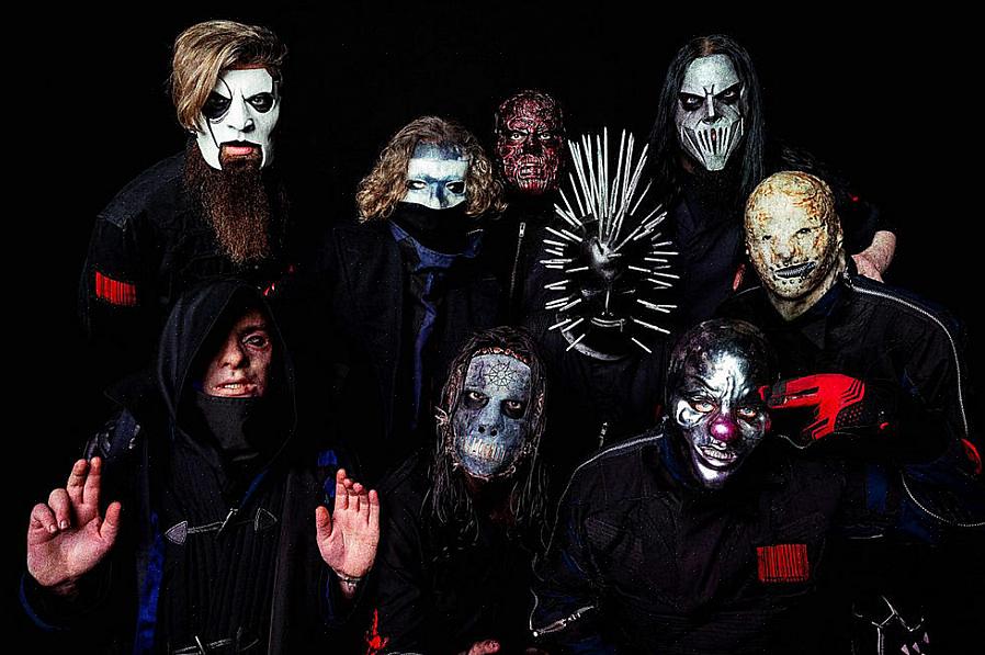Junto com uma máscara exclusiva ou de membro do Slipknot