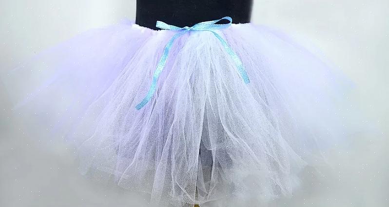 Certifique-se de deixar uma meia polegada extra em torno do padrão para costurar o tutu