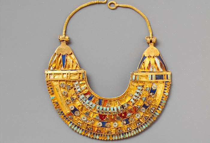 Também é bom procurar fotos de joias egípcias antigas para que você tenha uma referência para sua criação