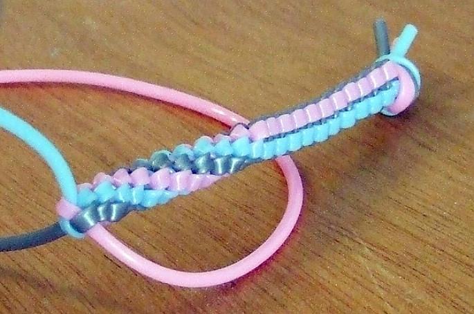 Você pode trançar vários fios de plástico para fazer a pulseira