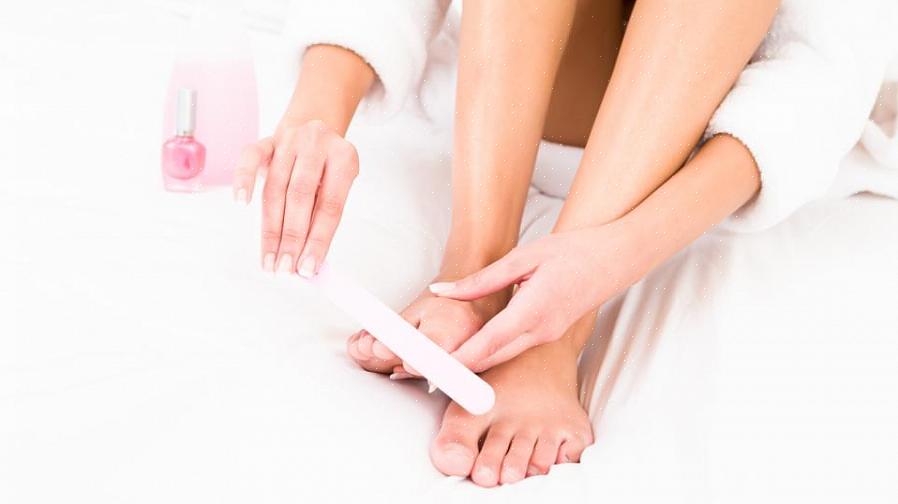 Use um cortador de cutículas para cortar a pele da parte superior das unhas dos pés