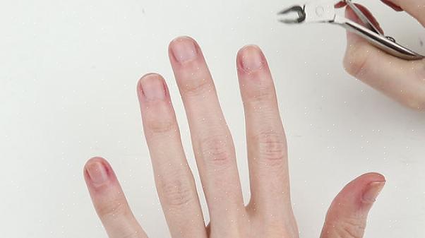 A manicure deve limpar as ferramentas com álcool na sua presença