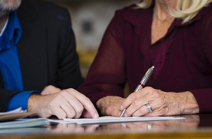 Comece fazendo uma pesquisa na Internet com as palavras "testamento vital" seguidas do nome do seu estado