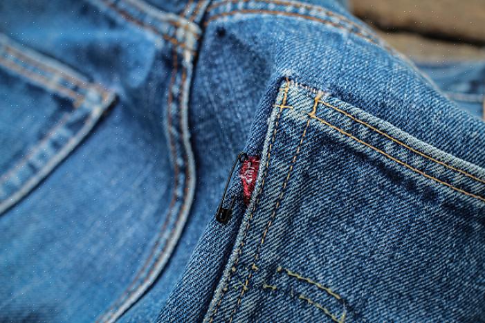 Cada par de Levi's vem com uma aba vermelha onde o nome da marca está inscrito