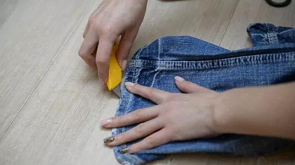 Vintage é usar uma tesoura para criar recortes no jeans