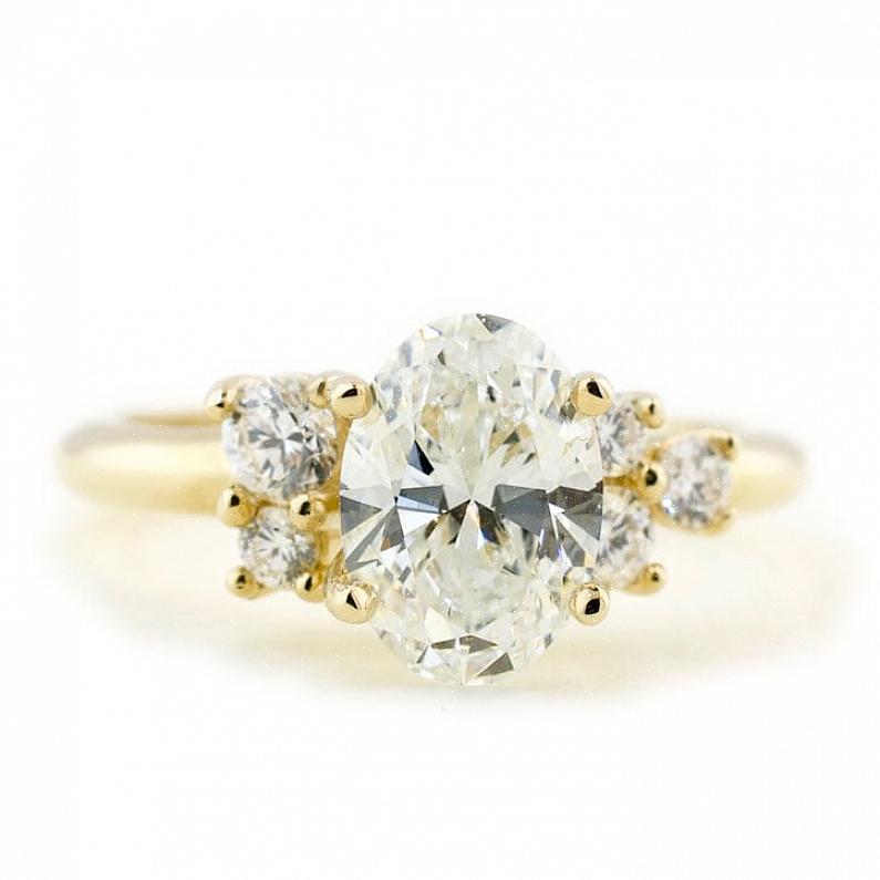 Alguns de seus projetos de anel de diamante incluem conjuntos de diamantes em forma de flores