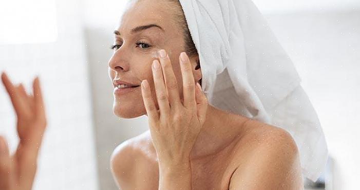 Você só precisa aplicar pressão suficiente para ajudar a pele a absorver o hidratante para os olhos