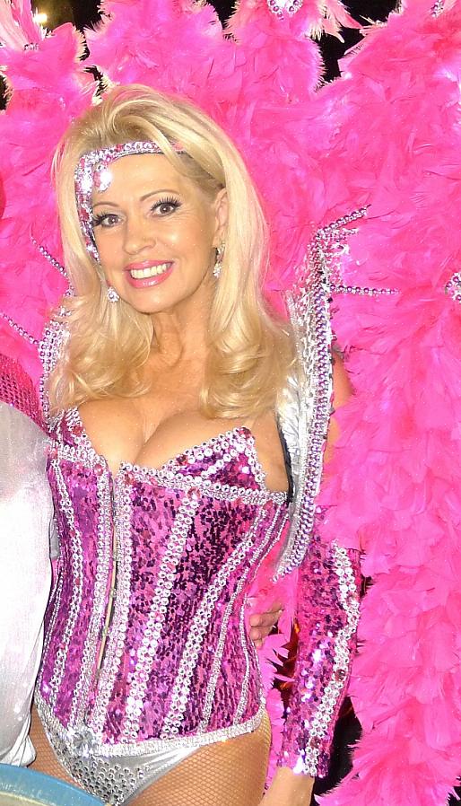 Você pode fazer a maquiagem Las Vegas Showgirl por conta própria