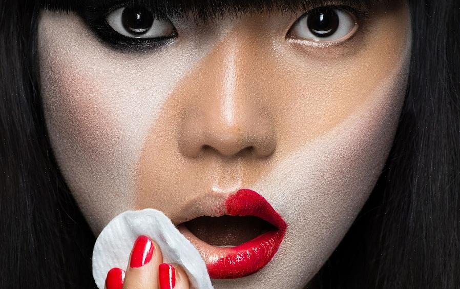 Esfregue suavemente o mesmo limpador que você está usando no rosto nos lábios para remover a primeira camada