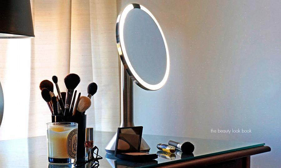 Existem designs elegantes para espelhos iluminados compactos que cabem em uma bolsa
