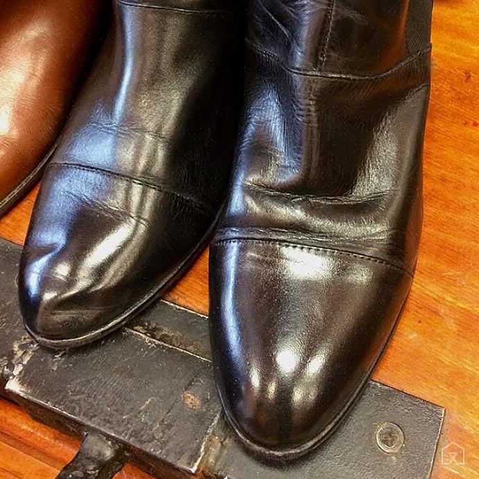Lembre-se de não colocar muito removedor de esmalte no couro do calçado