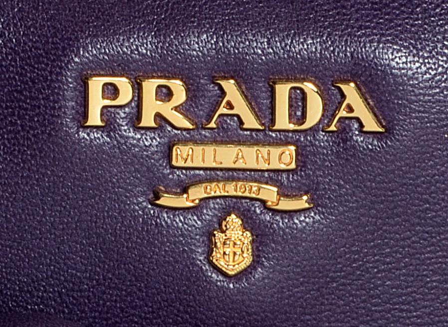 Todas as bolsas Prada são embaladas em um saco para o pó branco com um logotipo Prada preto impresso