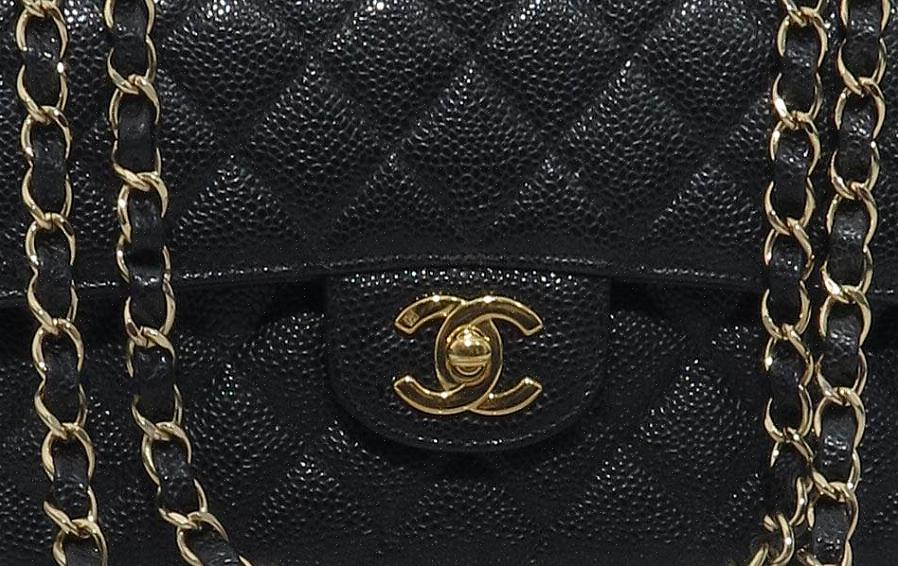 O exame de bolsas Chanel autênticas revelará que 'Chanel' está gravado em um lado do adesivo