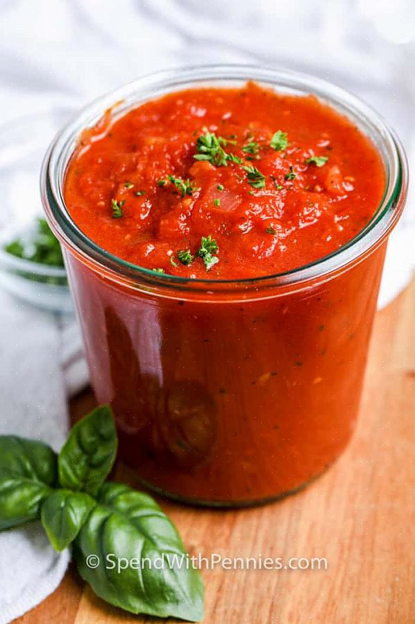 Venho fazendo esta receita de molho de tomate caseiro há quase tanto tempo quanto cozinho