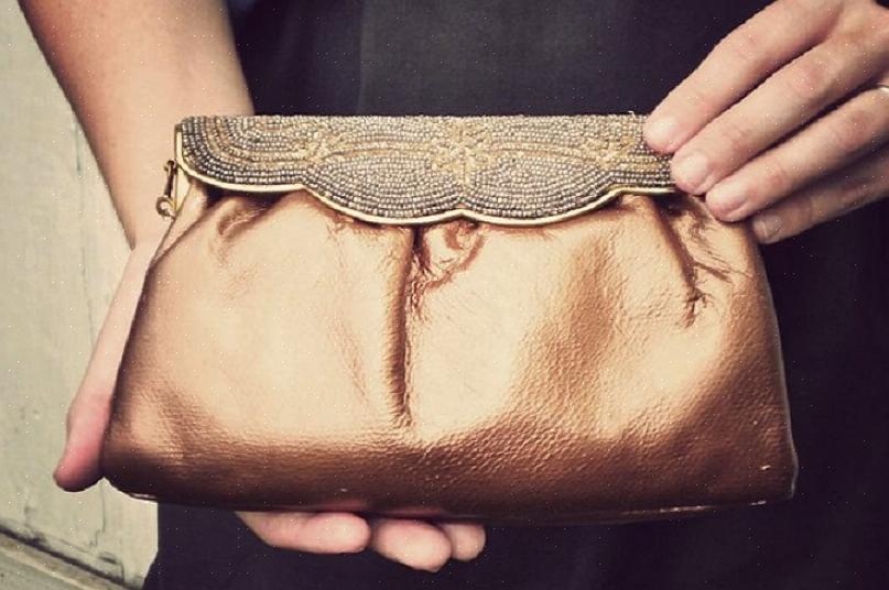 Os materiais que você precisa para fazer sua bolsa de noite são uma bolsa clutch que você não usa mais